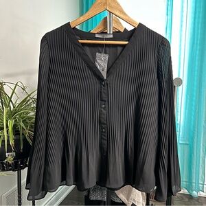 Suzy Shier | NWT Black V-neck Waffle Blouse Medium